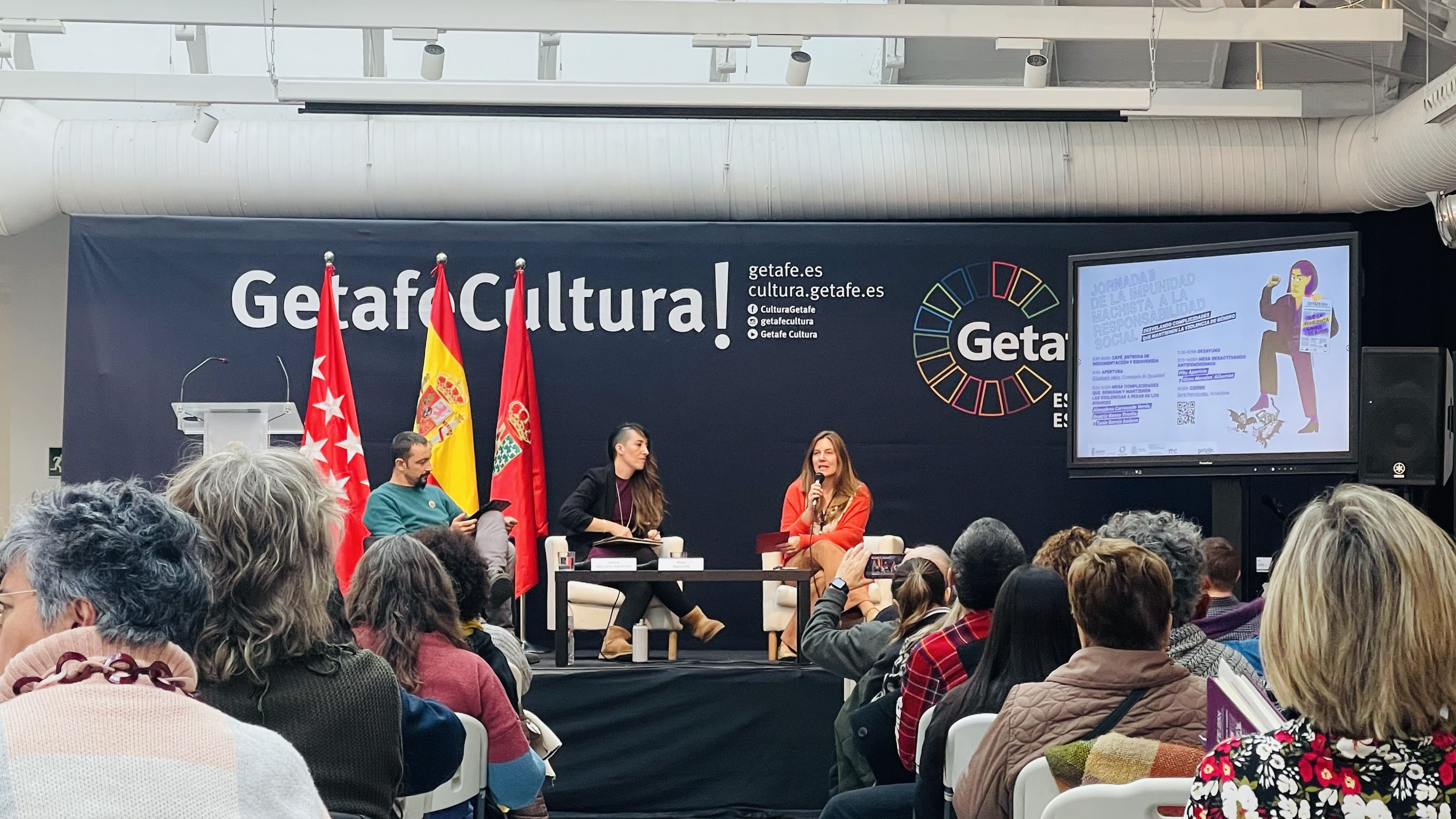 Una de las dos mesas de debate del encuentro 'De la impunidad machista a la responsabilidad social' celebrado ayer en el 'Espacio Mercado' de Getafe.