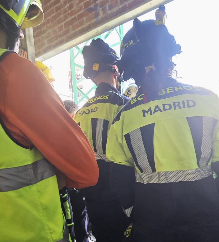 Atrapado un camionero en su cabina al volcar su tráiler en la M-50
