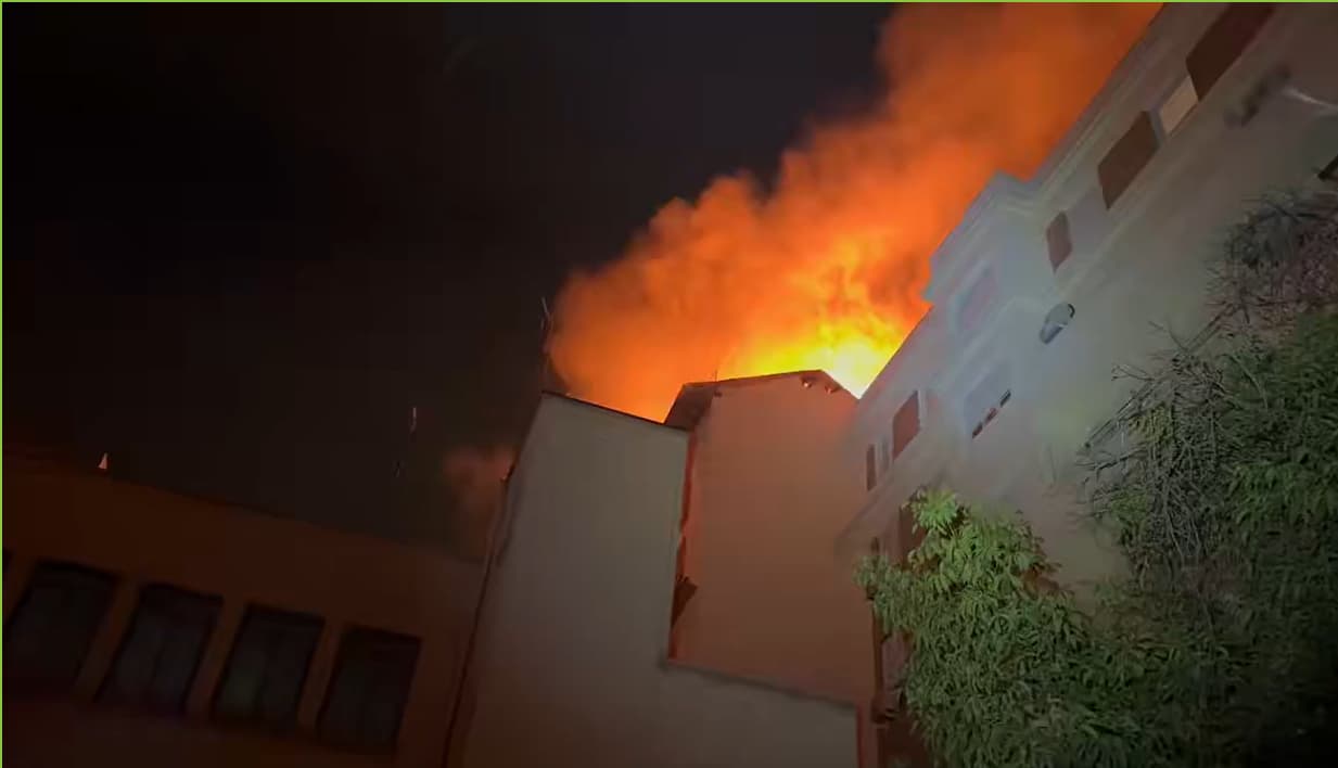 Un incendio en Chamberí obliga a desalojar un edificio y derrumba parte de su cubierta