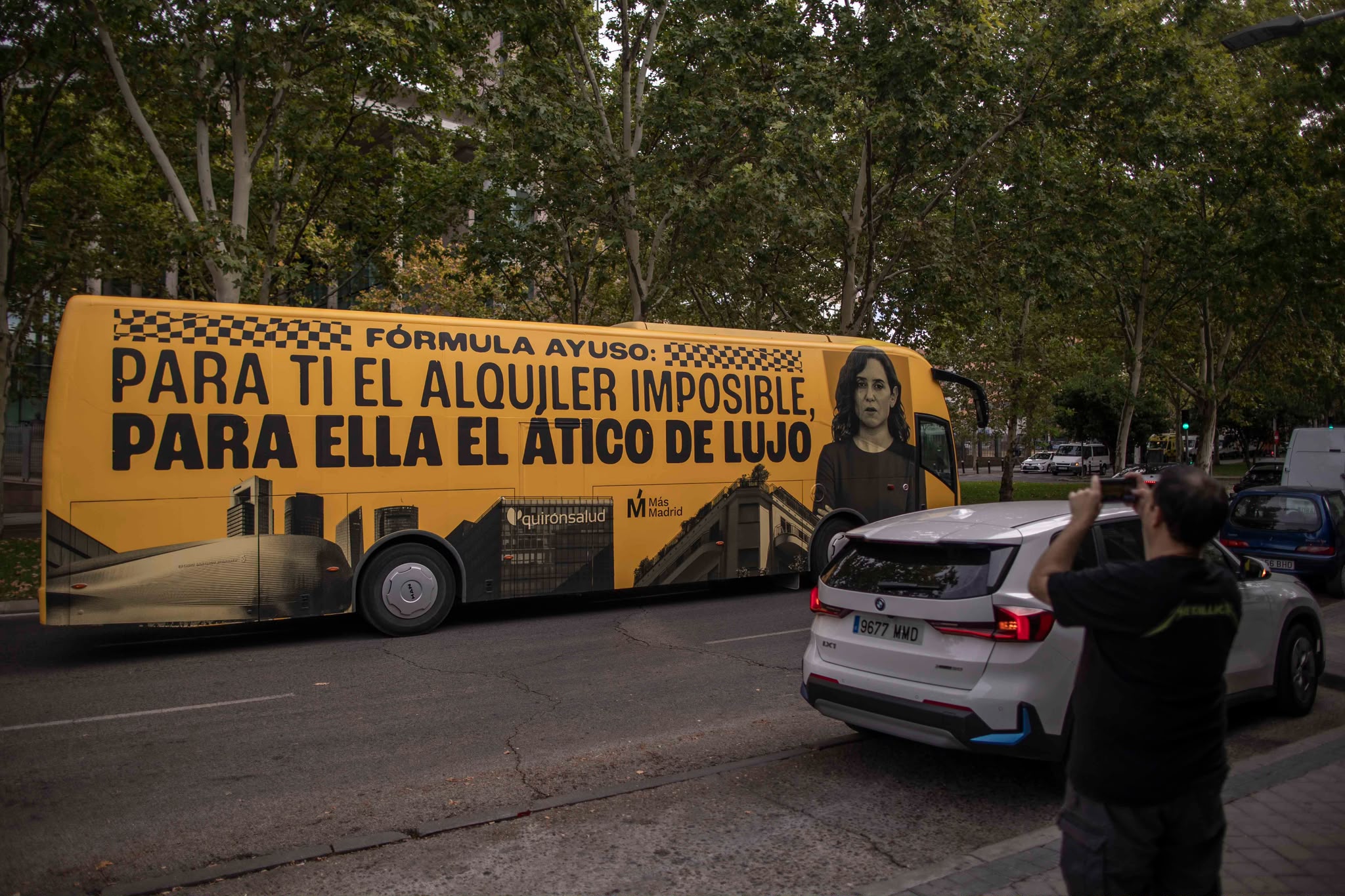 Más Madrid lanza un autobús con la cara de Ayuso: «Para ti el alquiler imposible; para ella, el ático de lujo»
