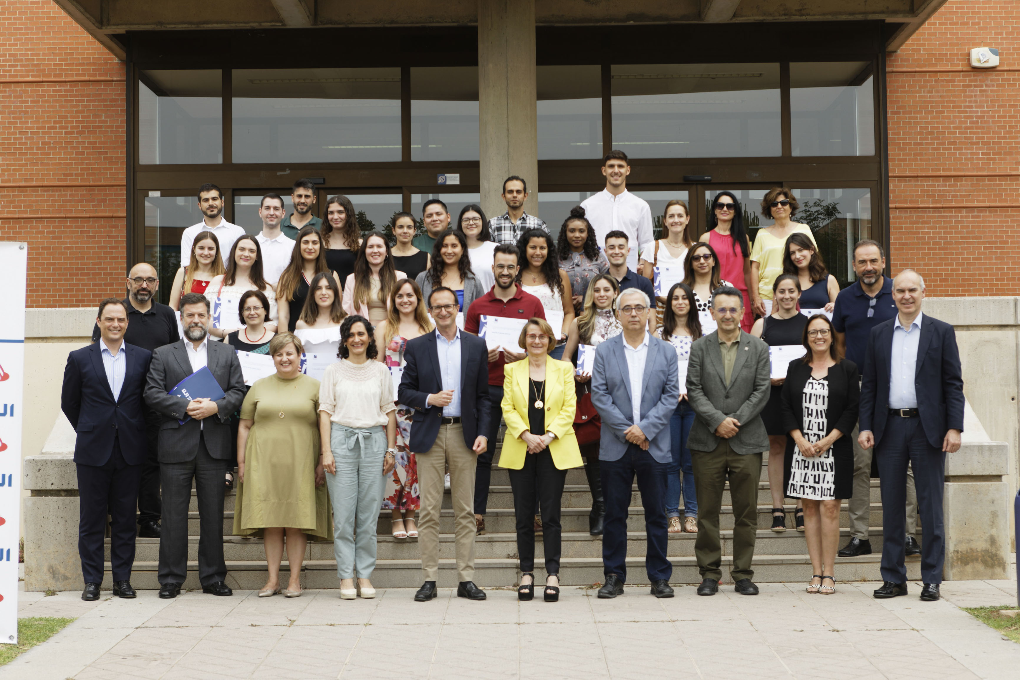 La rectora de la Universitat Jaume I, Eva Alcón, i el director de convenis i mecenatge de Santander Universidades, José María García de los Ríos, han presidit l'acte anual de lliurament de beques i premis de Banco Santander a la comunitat universitària de l'UJI.