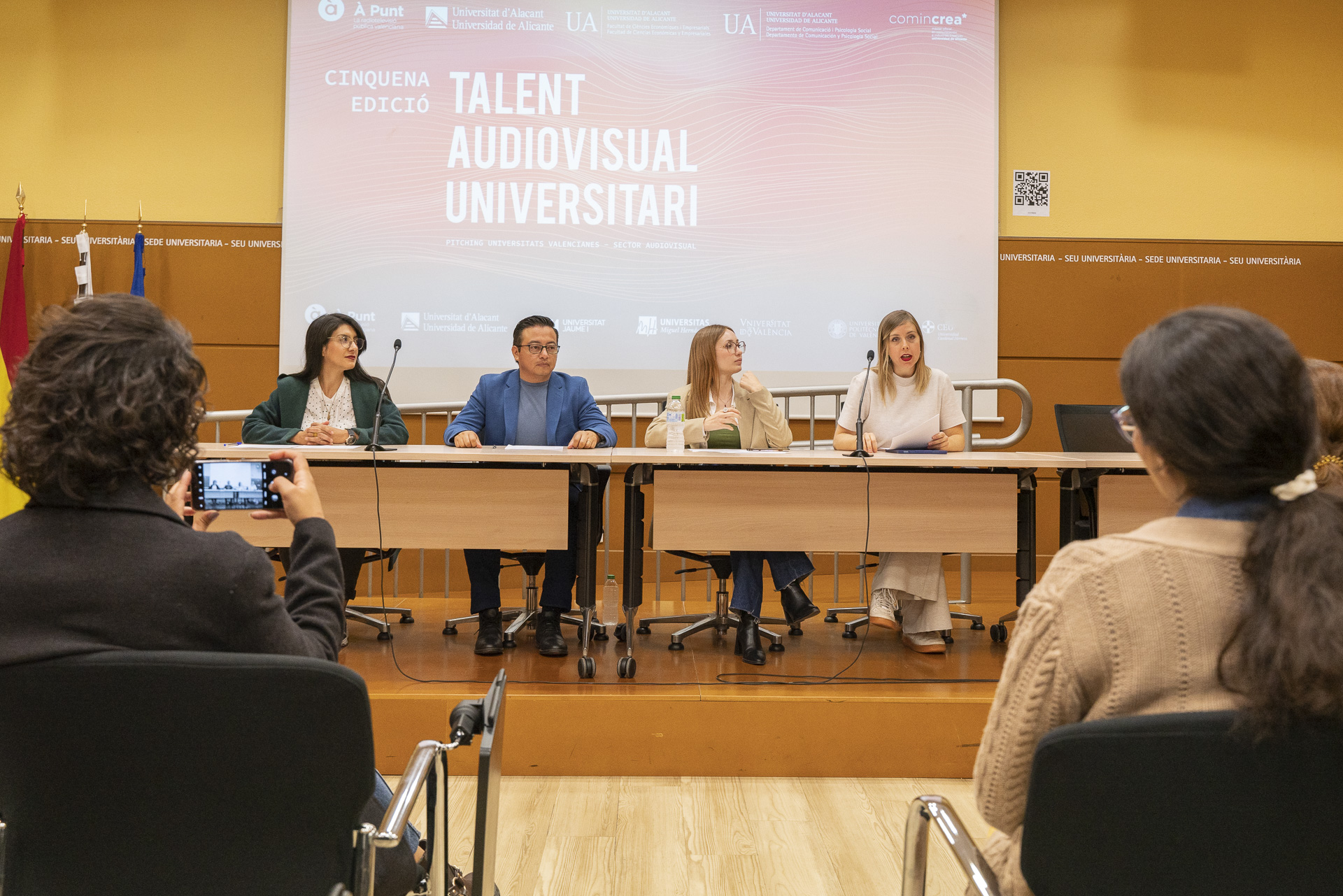 Queda prohibida su reproducción, distribución, comunicación pública y transformación por cualquier medio o procedimiento, sin el permiso previo y escrito de Claudia Ripoll Martínez al objeto de establecer las oportunas condiciones para su utilización.