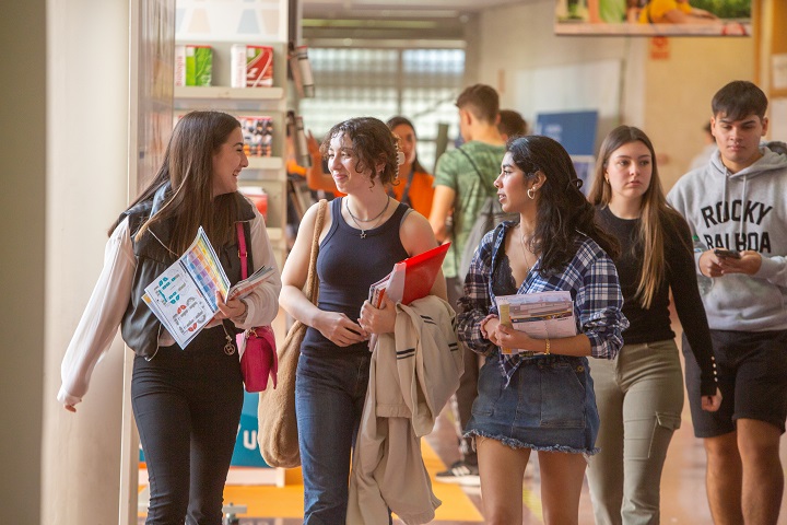 La Universidad de Alicante celebra la XIX edición de las conferencias-coloquio sobre los estudios de grado y sus salidas profesionales. Más de 4.000 estudiantes preuniversitarios han participado este viernes en las charlas en las que han tenido la oportunidad de conocer la oferta y las características de los estudios universitarios además de toda la oferta complementaria que les ofrece la UA