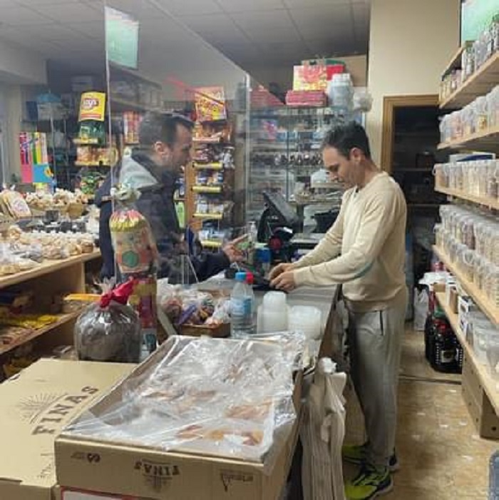 José Adsuara en comercio de Nules