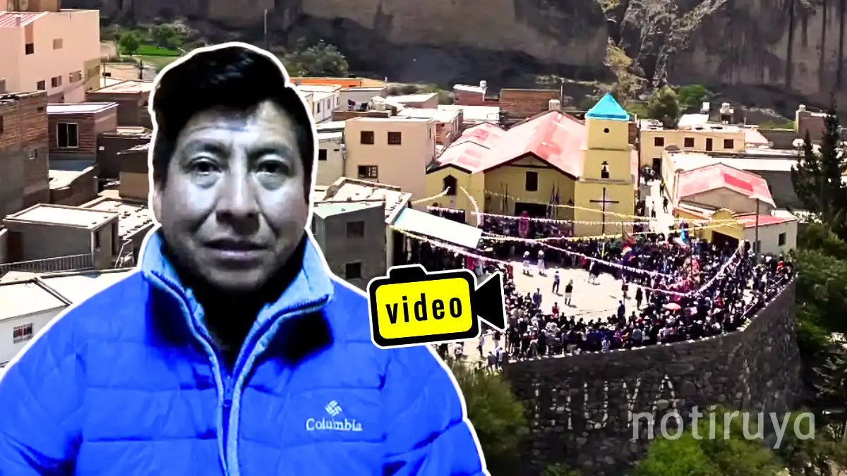 Entrevista a Patricio Apaza, con fondo de una vista panorámica de Iruya.