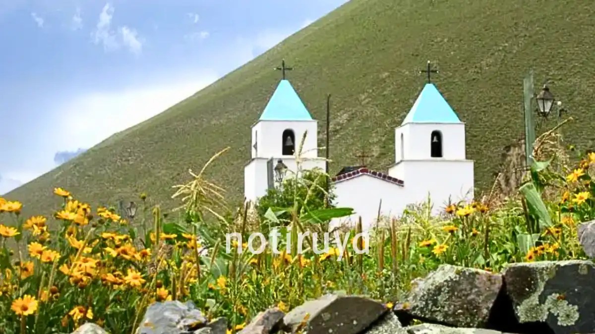 La iglesia de Pueblo Viejo, en Iruya, con sus dos cúpulas celestes.