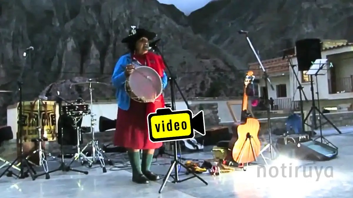 Basilia Tolay cantando coplas en la Plaza La Tablada.