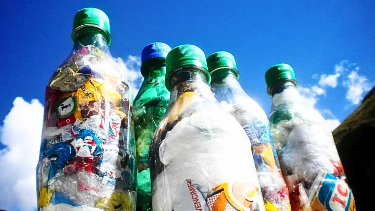 Ecoladrillos confeccionados por niños de Iruya.