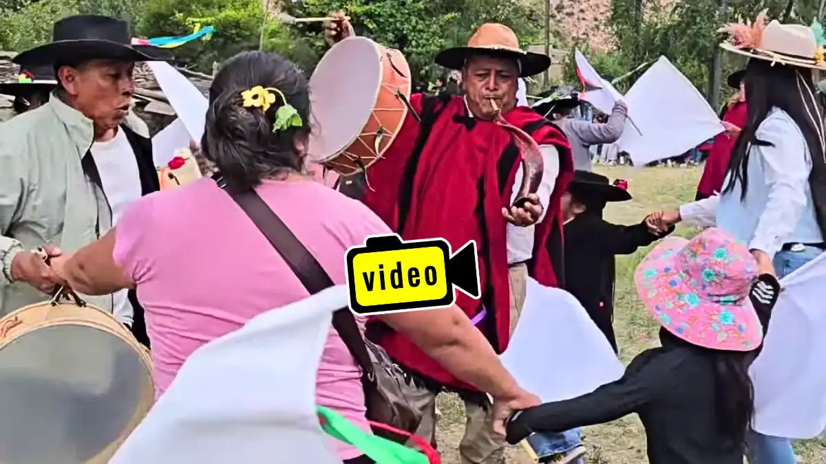 Personas tomadas de las manos, cantando al compás de la caja y el erquencho, en el Carnaval 2026 en Iruya.