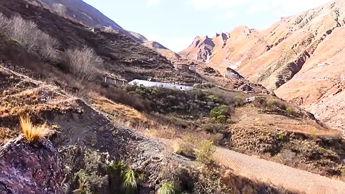 Escuela y algunas casas en la empinada ladera de Chiyayoc.