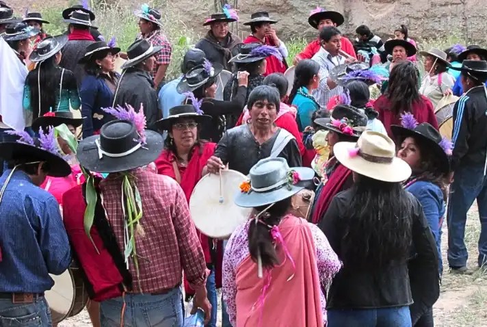 Personas en ronda de coplas, en el carnaval de Iruya.