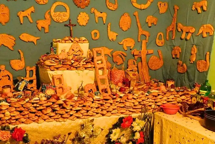 Mesa con ofrendas y alimentos, en Todos Santos.