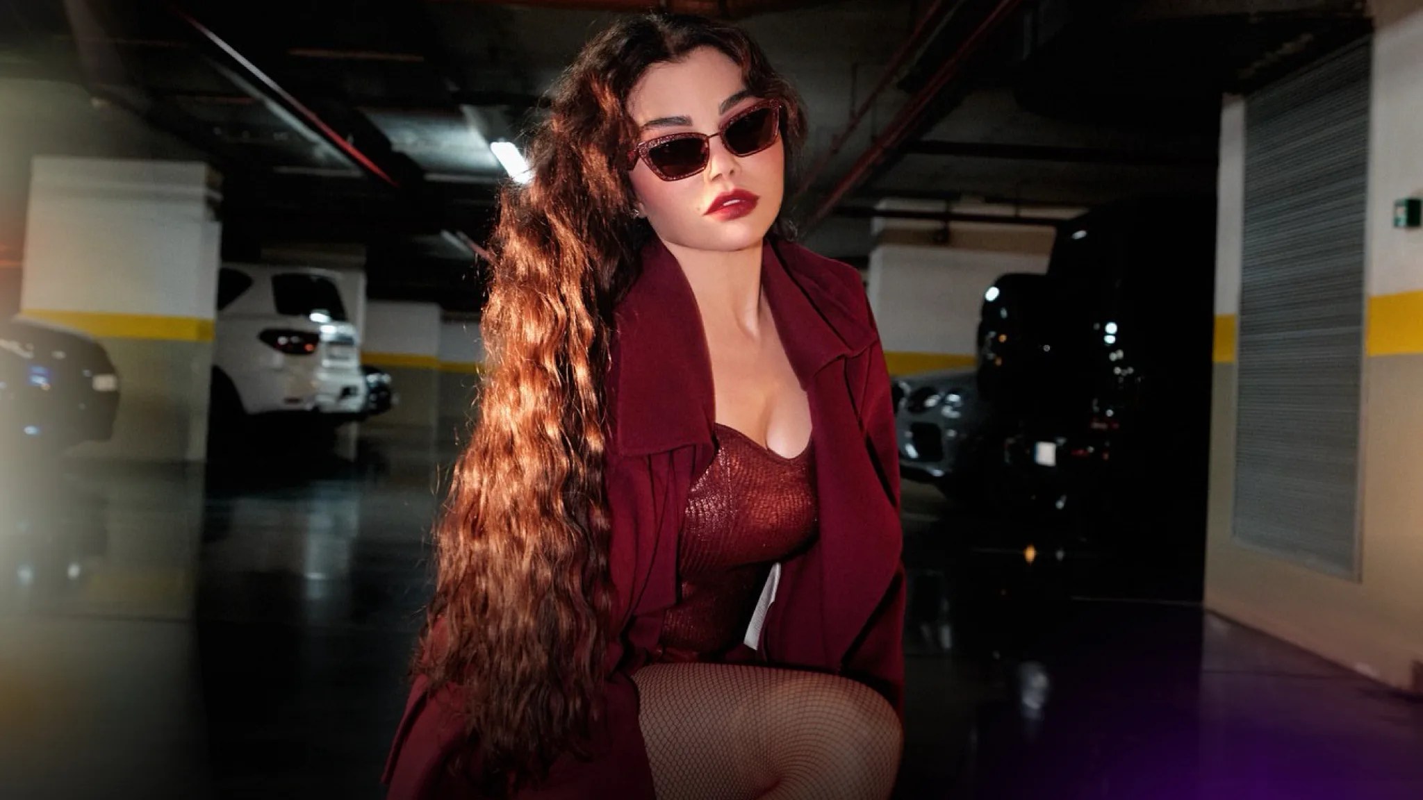 باللون العنبي هيفاء وهبي تخطف الأنظار بإطلالة جريئة ورسالة قوية