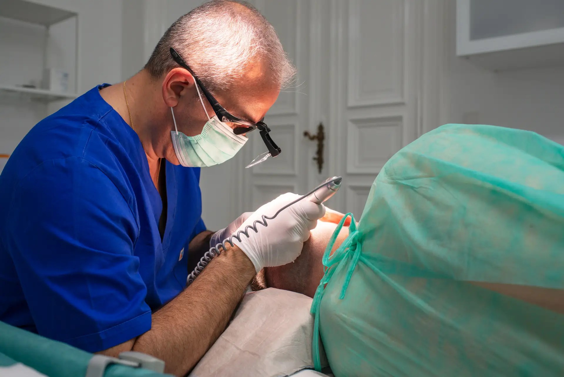 DHI-hårtransplantation: grafts sættes med en implanterpen