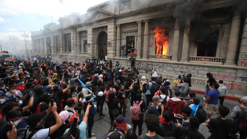 GUATEMALA:¡QUE ARDA EL CONGRESO Y TODO EL GOBIERNO!
