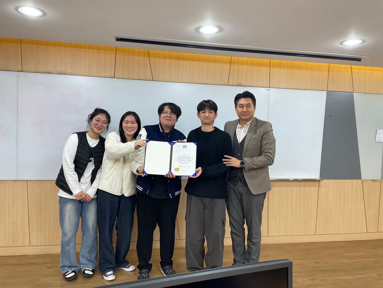 Jin Woo Jeong And Ju Hee Shim Won The Best Award In The 2024 CUK 241111 