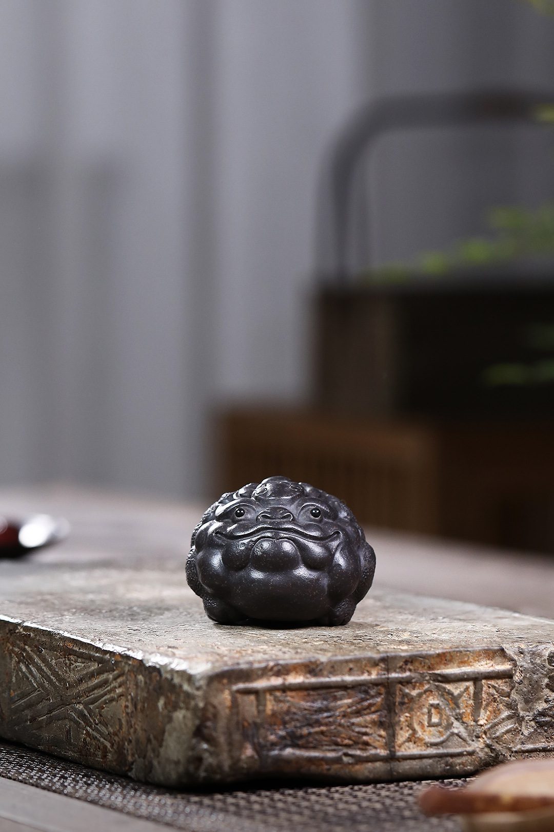 極美品 紫金砂・辰砂「馬上封侯」精雕置物 約14×10×5cm 490g5858 南山居】宜興紫砂壺黑金剛金蟾茶寵(茶寵/擺件) - momo購物網- 好評推薦