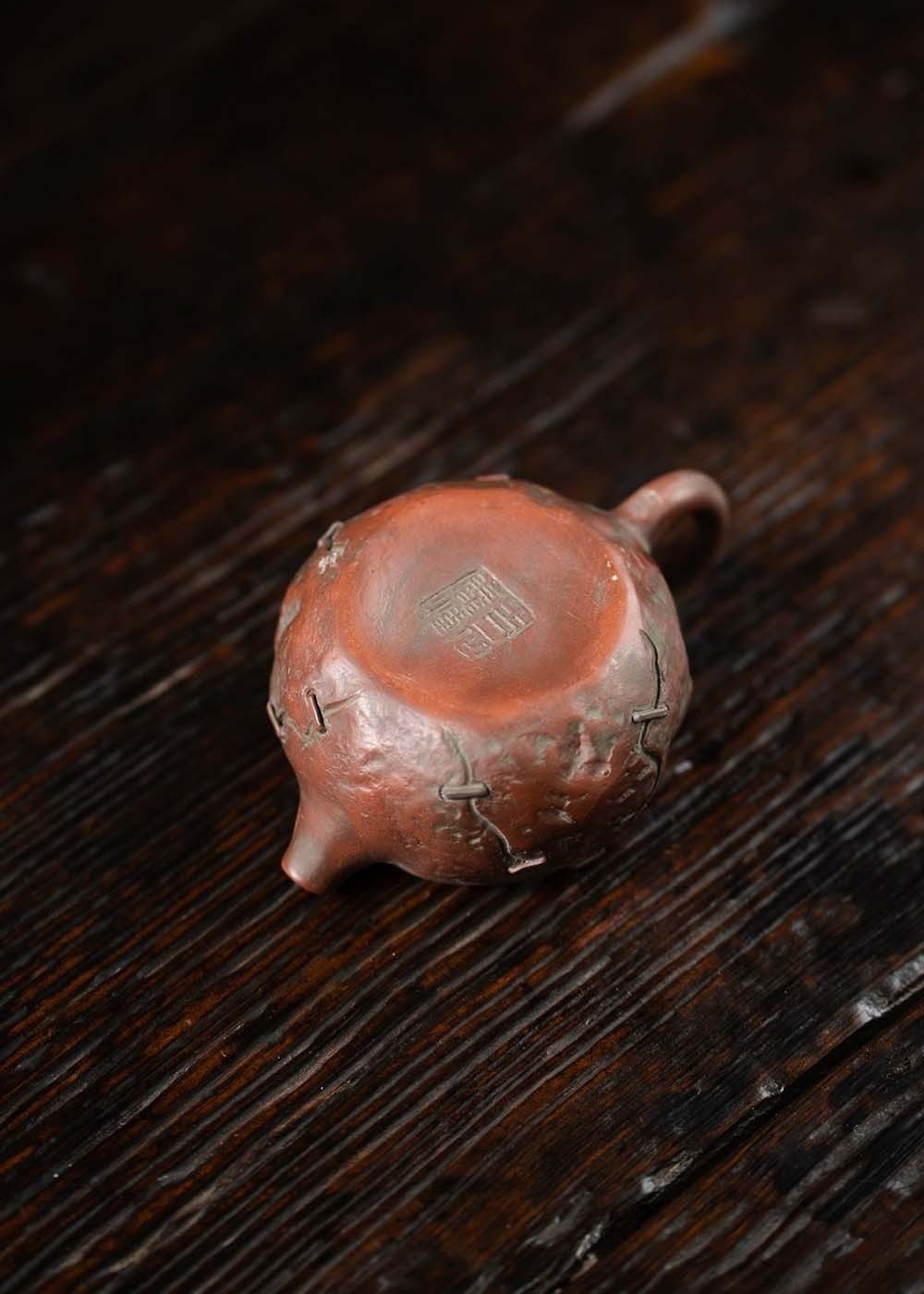 宜興紫砂壺原礦紫泥鋦釘西施壺(100ml)，南山居手工紫砂壺，壺身呈現獨特泥繪縫補紋理，色澤溫潤，展現侘寂美學。