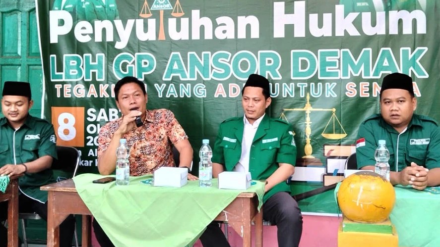 Pembicara dari LBH GP Ansor Kabupaten Demak saat memaparkan materinya