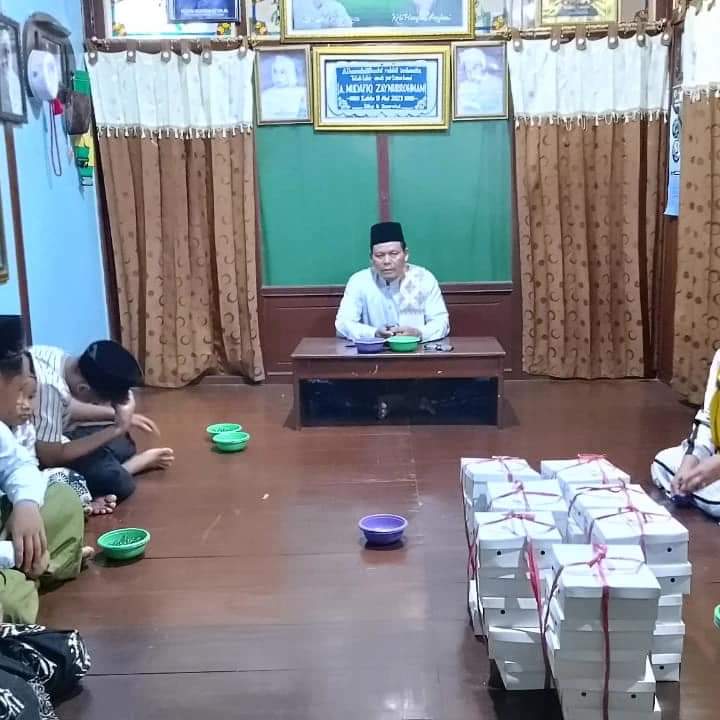 Kyai saat bersama santri dalam sebuah kegiatan (Foto: Supardati)