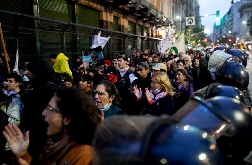 Milei elimina la subsecretaría para combatir violencia de género y dispara las críticas feministas