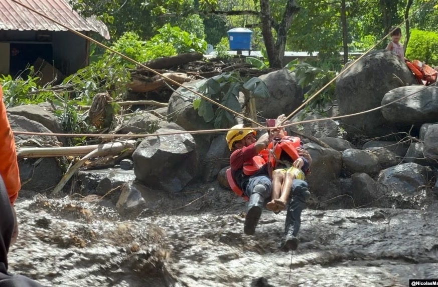Vicepresidenta de Venezuela lesionada por un árbol en zona afectada por inundaciones