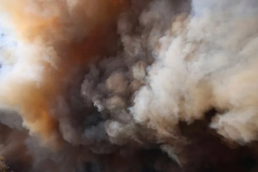 Tensión en California: Nuevas Evacuaciones por Incendio Forestal en el Norte de Los Ángeles