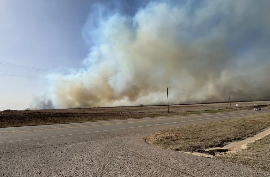 Ciudades de Oklahoma levantan evacuaciones por incendios pero piden precaución al regresar