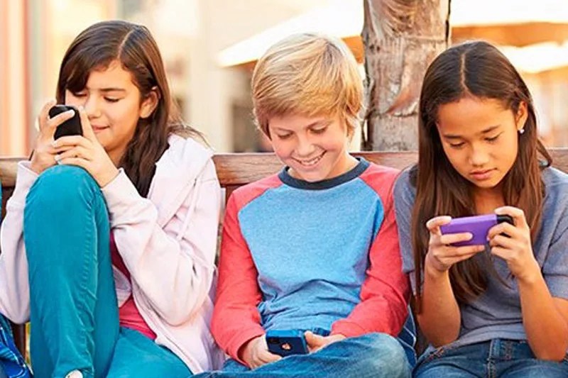 ¿Cómo afecta el uso excesivo del celular al bienestar emocional de niños y adolescentes?