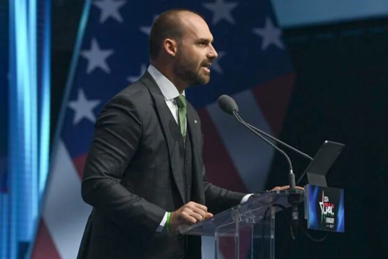 Brasil: Corte Suprema ordena congelar cuentas bancarias de Eduardo Bolsonaro