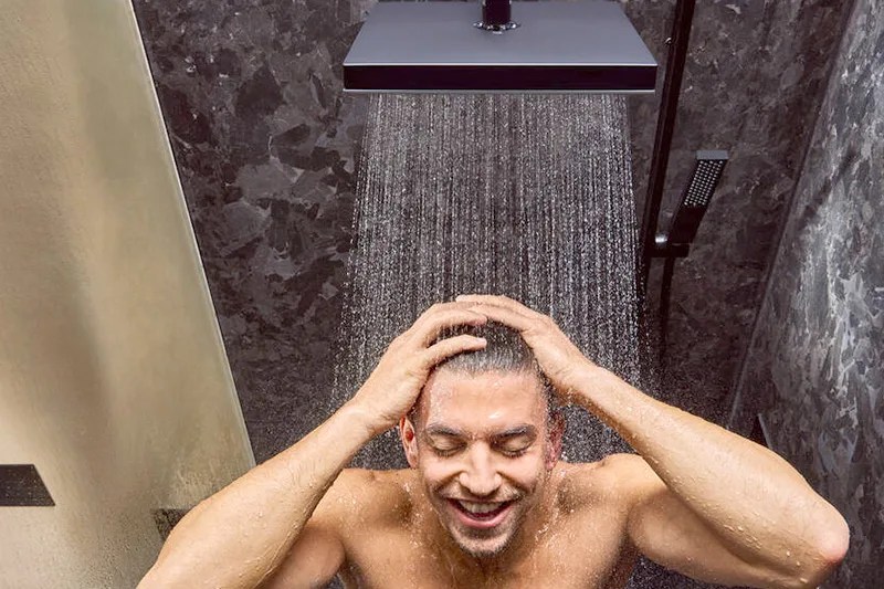 ¿Es mejor ducharse por la mañana o antes de dormir? La ciencia responde