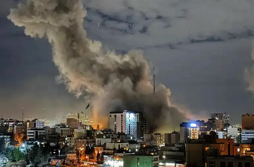 Estados Unidos e Israel lanzan ofensiva sin precedentes sobre Teherán en medio de creciente tensión regional