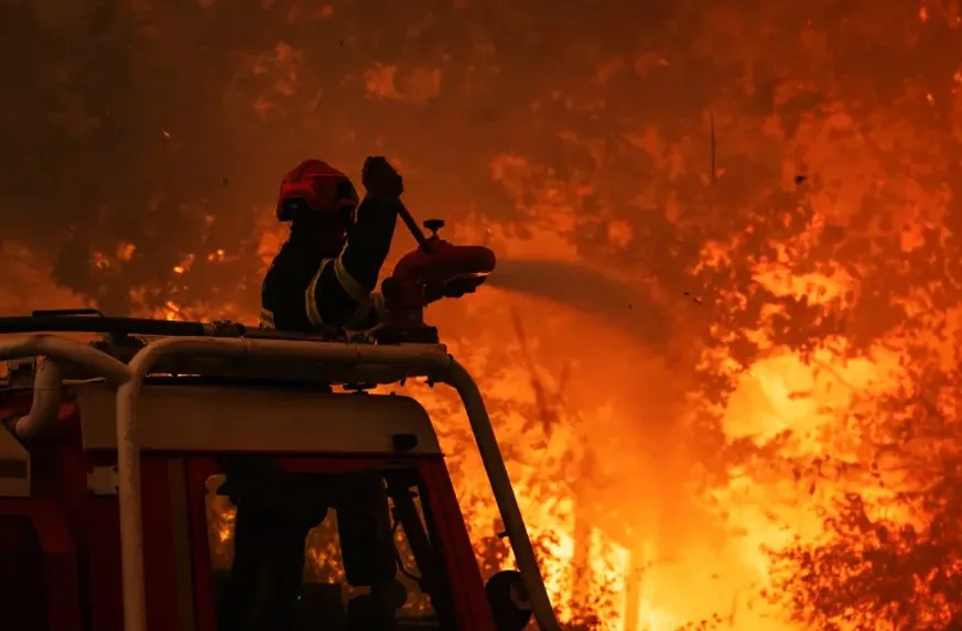 Devastadores incendios en Francia y España dejan cientos de miles de evacuados por extrema ola de calor