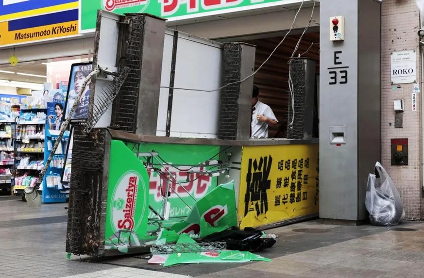 Fuerte sismo en Japón deja múltiples heridos y personas atrapadas en un centro comercial