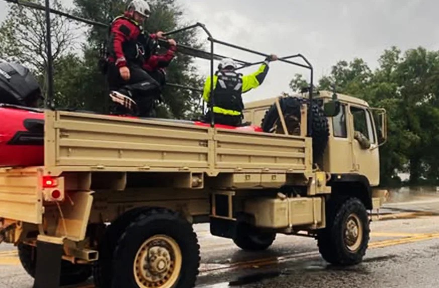 Texas extiende por siete días más el despliegue del equipo de rescate de Oklahoma ante las severas inundaciones