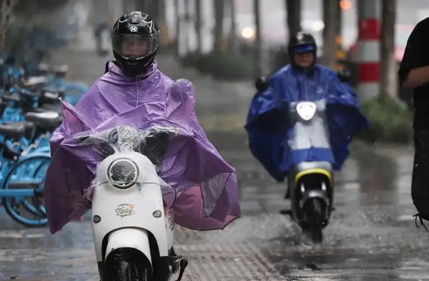 Alerta máxima en China: Más de 10.000 evacuados ante la inminente llegada del devastador tifón Dolphin
