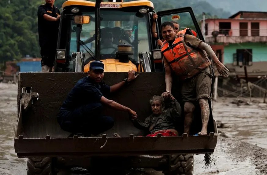Al menos 384 personas permanecen desaparecidas tras intensas inundaciones en Nepal