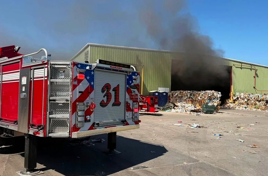 Bomberos de Oklahoma City sofocan incendio en una planta de reciclaje que dejó cuantiosos daños materiales