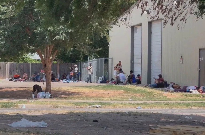Más de 50 personas reciben vivienda y asistencia integral tras el cierre de un campamento en Oklahoma City