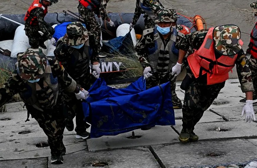 Nepal emplea drones de carga pesada para recuperar cadáveres en zonas aisladas por devastadoras inundaciones
