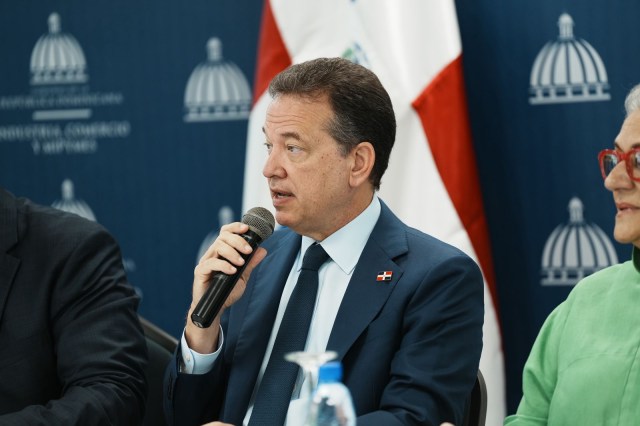 El ministro de Industria, Comercio y Mipymes Víctor -Ito- Bisonó