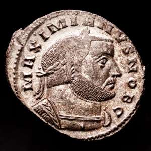 Galerio. Follis. (8,92 g.). Lyon. 301-303 d.C.. RIC-6-164B. Muy bonito. Pátina gris metalizada. Conserva la integridad de su brillo llamativo y su nitidez original.