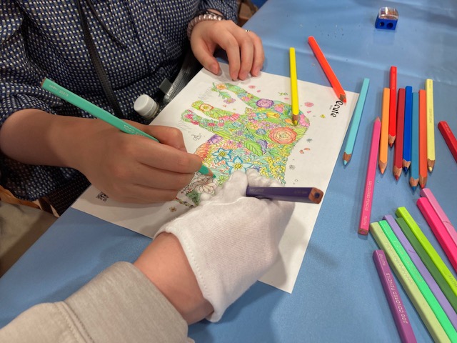 大人が塗り絵を塗っている様子