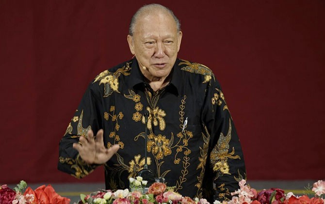 Penulis melakukan penelitian skripsi mengenai komunikasi ritual dalam pembacaan pengakuan iman rasuli dalam ibadah gereja kristen protestan. Pengakuan Iman Rasuli Bagian 42 Butir Ketiga 12 1