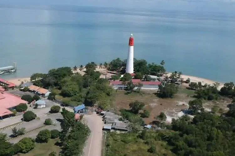 Sejumlah situs geologi (geosite) yang ada di Bangka Barat, Kepulauan Bangka Belitung, disiapkan untuk menjadi geopark nasional. Promosi pun mulai dilakukan, salah satunya dengan menggelar fun bike yang diikuti peserta dari Forum Komunikasi Pimpinan Daerah (Forkopimda) Kepulauan Bangka Belitung. "Dari sini kami bisa melihat potensi apa saja yang memang layak untuk diusulkan menjadi Geopark Nasional," kata Gubernur Kepulauan Bangka Belitung Erzaldi Rosman, Sabtu (10/7/2021). Baca juga: Kue Pelite, Kesukaan Bung Karno Saat Diasingkan ke Bangka Barat Kegiatan bertajuk "Geobike 2021" itu menyusuri rute beberapa situs geosite Bangka Barat. Ajang ini sekaligus menyosialisasikan serta menggaungkan potensi alam yang berpadu dengan wisata sejarah. Rencana gelaran Geobike 2021 Peserta mengawali start di situs geosite Air Terjun Bukit Tani. Situs ini memiliki hamparan batu granit yang membentuk formasi seperti teluk dan cangkang kerang. Kemudian peserta menyusuri kompleks perkantoran bupati dan membelah Kota Muntok yang dikenal memiliki warisan budaya dan sejarah kemerdakaan. Perjalanan rombongan berlanjut menuju situs Batu Balai yang masih berada di geosite Menumbing hingga ke Tanjung Kalian di Pantai Batu Rakit Bangka Barat. Huta Kota Muntok di Bangka Barat, Kepulauan Bangka Belitung dijepret menggunakan kamera drone, Senin (5/7/2021).© Disediakan oleh Kompas.com Huta Kota Muntok di Bangka Barat, Kepulauan Bangka Belitung dijepret menggunakan kamera drone, Senin (5/7/2021). "Dengan kegiatan ini, semakin yakin rencana Geopark Bangka Barat menuju Nasional akan terwujud," ujar Erzaldi. Gubernur mengajak masyarakat untuk ikut turut andil, mendorong terwujudnya Geopark Bangka Barat. "Perlu sayembara tulisan, video maupun foto, cerita tentang geosite yang ada di Bangka Barat," usul Erzaldi. Baca juga: Kue Pelite, Kesukaan Bung Karno Saat Diasingkan ke Bangka Barat Sementara itu, Petugas Kesatuan Pengelolaan Hutan (KPHP) Rambat Menduyung, Ardianeka mengatakan bahwa sejumlah geosite di Bangka Barat layak dikembangkan untuk menjadi geopark nasional. "Ada kawasan bebatuan metamorf yang sangat tua, granit, pantai dan situs sejarah kemerdekaan di Puncak Menumbing dan Wisma Ranggam. Juga ada puluhan jenis anggrek yang sedang diinventarisasi," ujar Eka. Baca juga: Incar Lebih Banyak Wisatawan, Bangka Barat Tawarkan Wisata Sejarah Puncak Menumbing dan Wisma Ranggam merupakan lokasi pengasingan tokoh Proklamator Soekarno dan Moh. Hatta, serta sejumlah pendiri bangsa lainnya saat agresi militer Belanda.