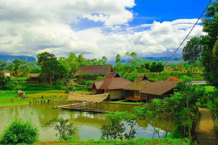 4 Fasilitas Desa Wisata Saung Ciburial, Ada River Tubing