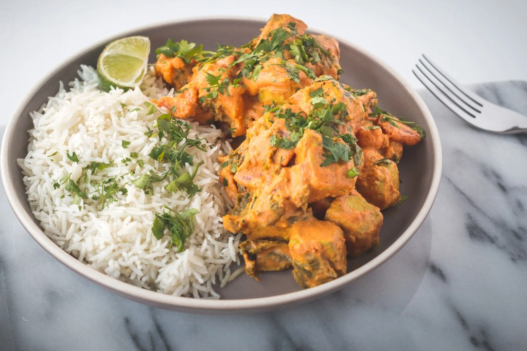 Une assiette de poulet avec du riz sera favorable pour préparer une compétition.