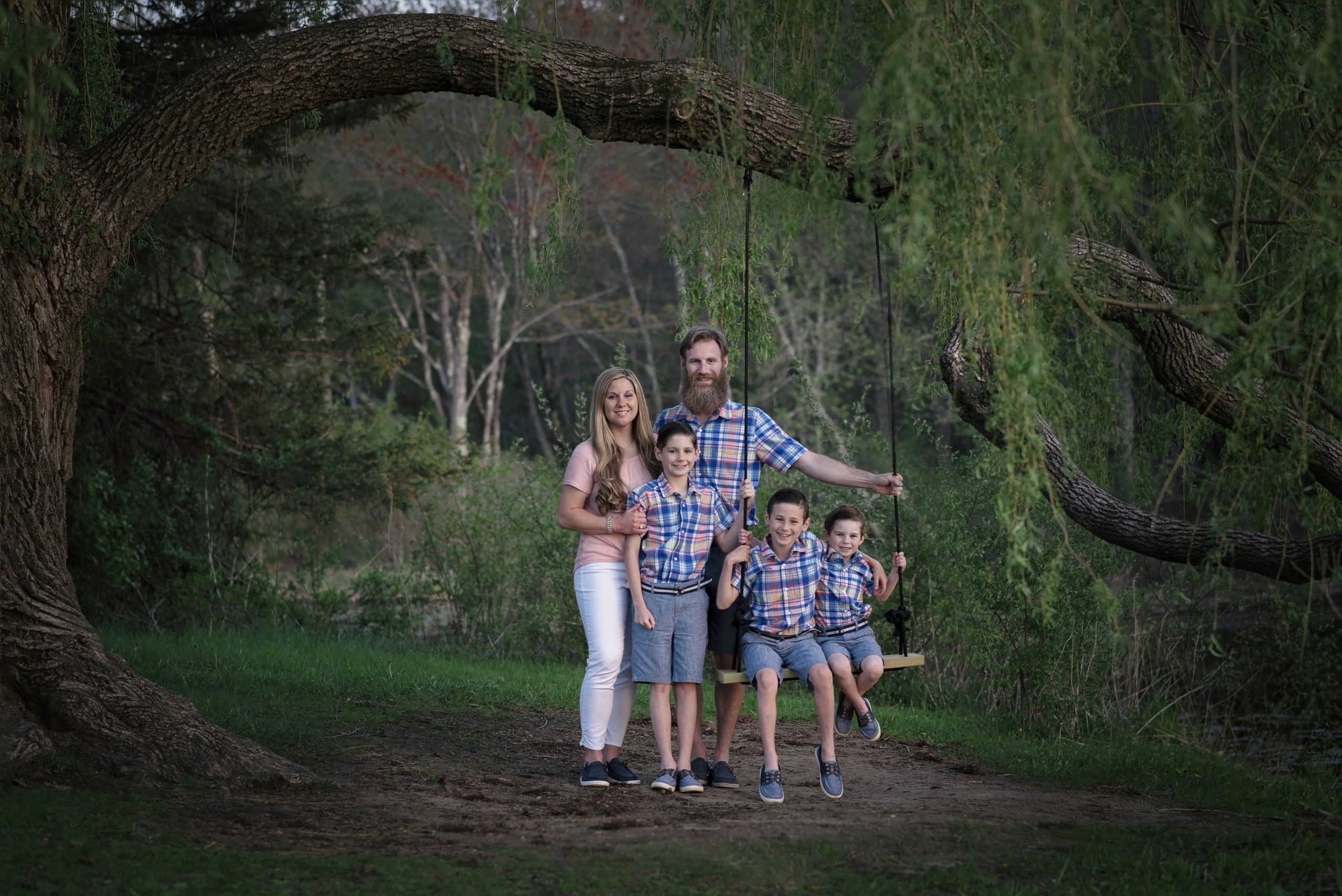 Family photoshoot on the swing at Mac's Apple in Londonderry