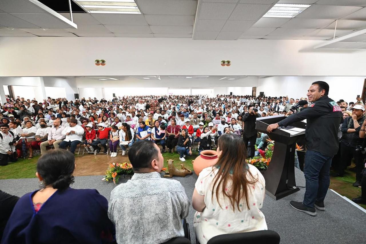 Eduardo Ramírez entrega becas para la alfabetización y kits visuales en San Cristóbal