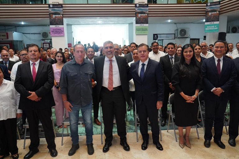 Ángel Torres entrega el libro del Primer Informe a Paco Chacón